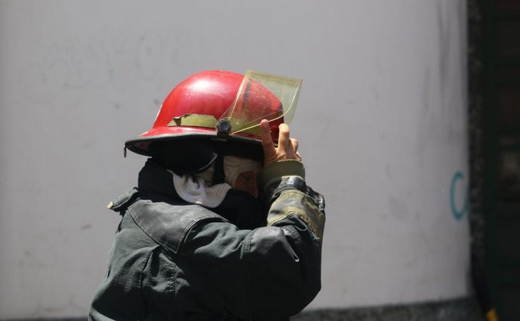 Bomberos controlaron un incendio en una obra en construcción en pleno centro.