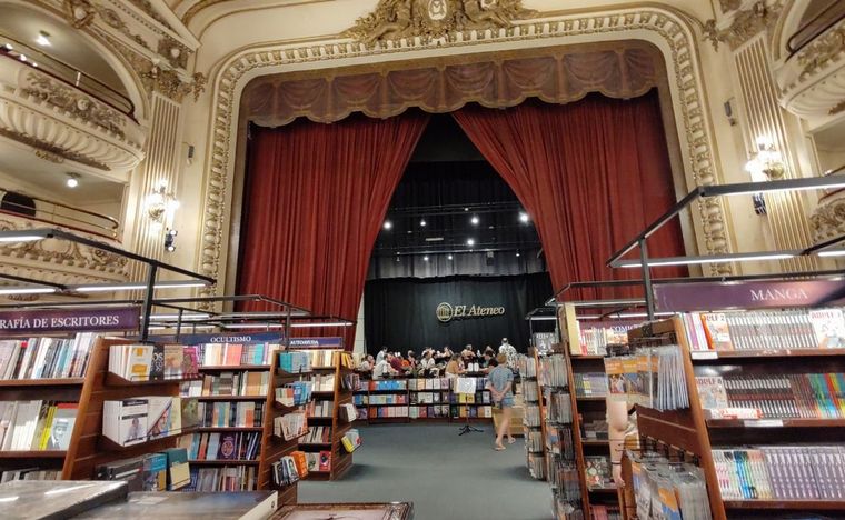 Lucas Correa visitó El Ateneo Grand Splendid en Buenos Aires.