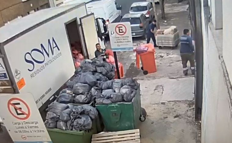 Los hombres fueron captados por las cámaras de seguridad cometiendo en robo. 