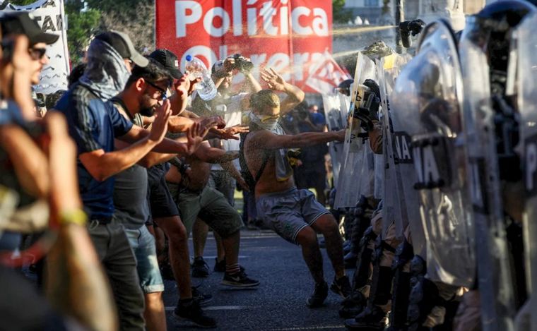 Incidentes afuera del Congreso tras la aprobación en general de la Ley Ómnibus