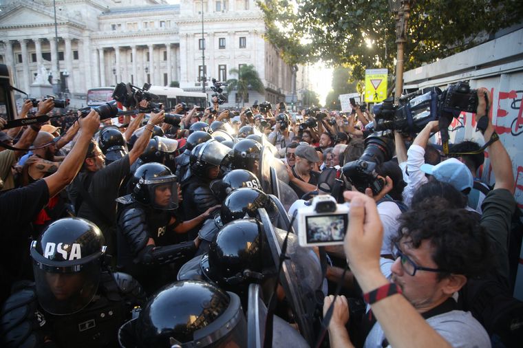 Incidentes entre la Policía y los manifestantes en las afueras del Congreso. 