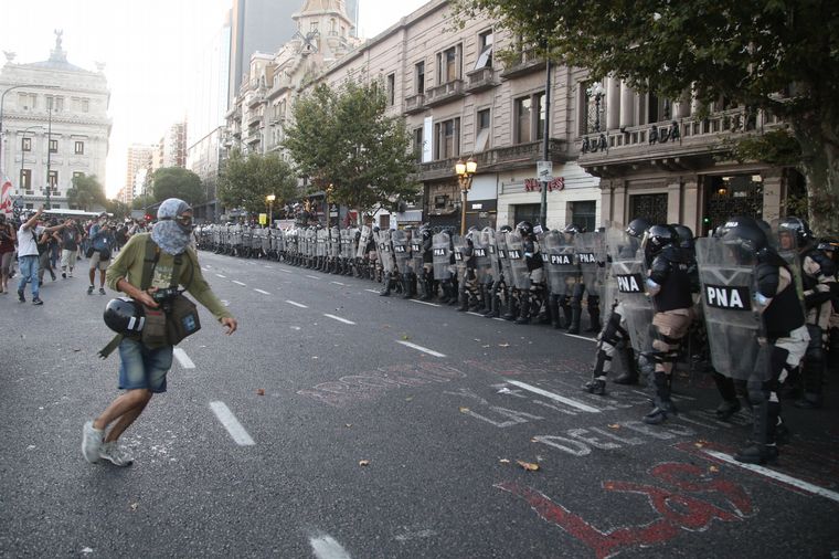 Incidentes entre la Policía y los manifestantes en las afueras del Congreso. 