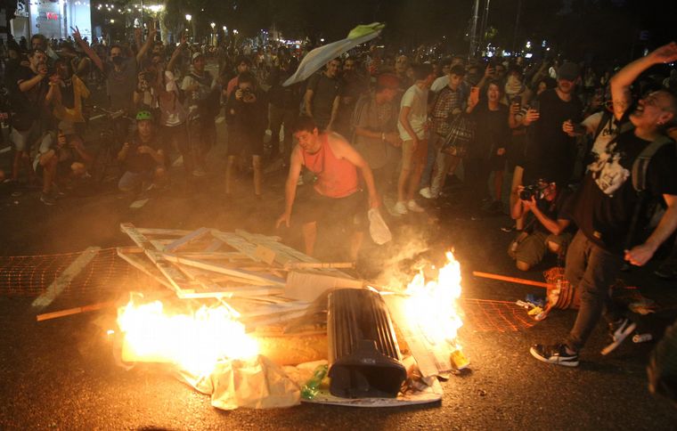 Incidentes entre la Policía y los manifestantes en las afueras del Congreso. 