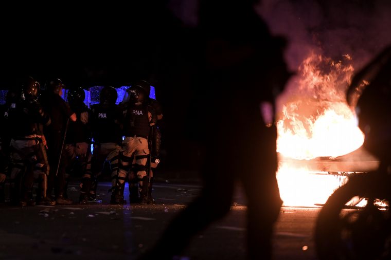 Incidentes entre la Policía y los manifestantes en las afueras del Congreso. 