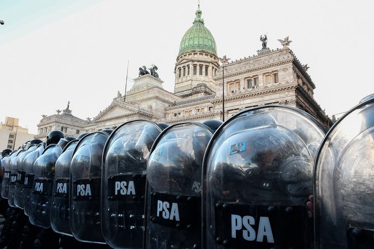 FOTO: Incidentes entre la Policía y los manifestantes en las afueras del Congreso. 