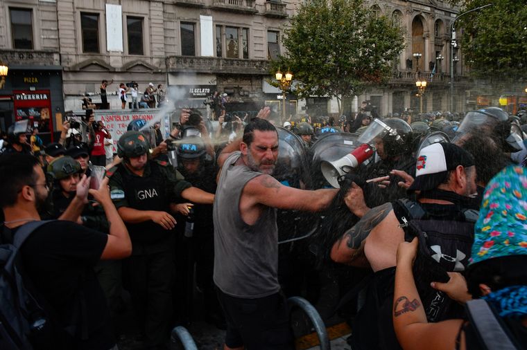 Incidentes entre la Policía y los manifestantes en las afueras del Congreso. 