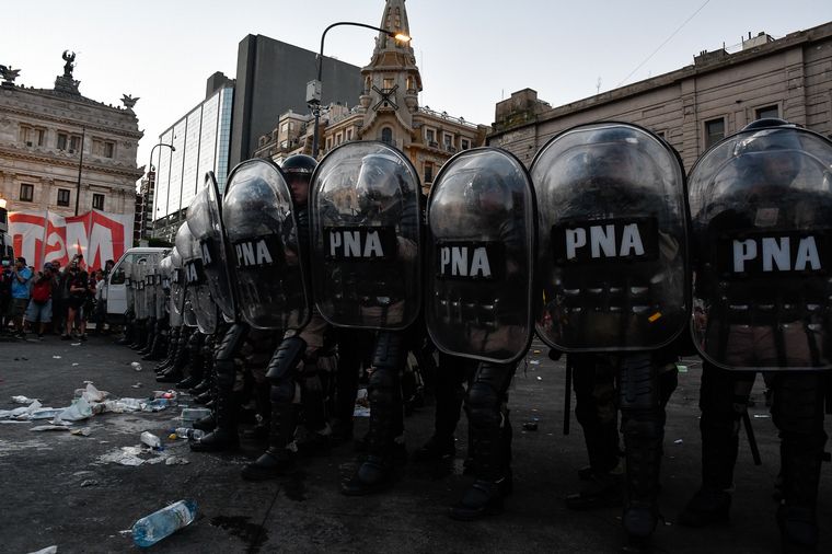 Incidentes entre la Policía y los manifestantes en las afueras del Congreso. 