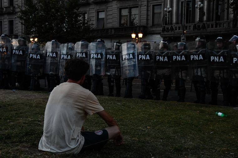 FOTO: Incidentes entre la Policía y los manifestantes en las afueras del Congreso. 