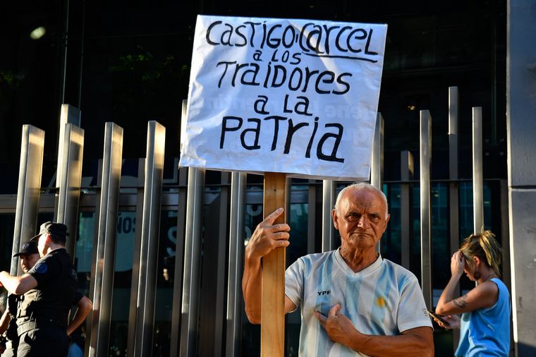 Incidentes entre la Policía y los manifestantes en las afueras del Congreso. 