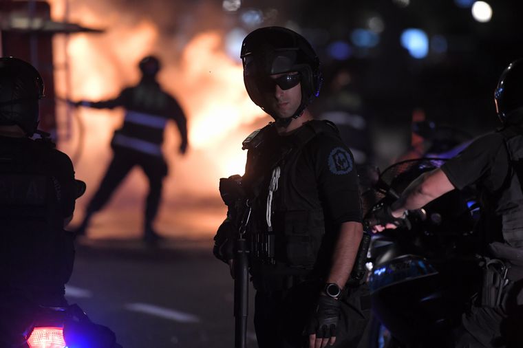 Incidentes entre la Policía y los manifestantes en las afueras del Congreso. 