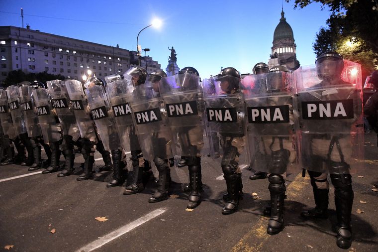 Incidentes entre la Policía y los manifestantes en las afueras del Congreso. 