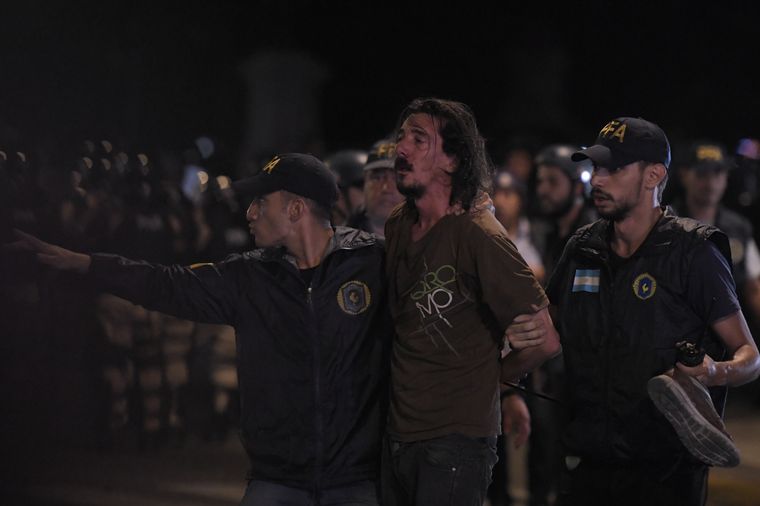 Incidentes afuera del Congreso tras la aprobación en general de la Ley Ómnibus