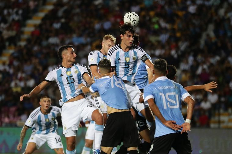 FOTO: Argentina igualó con Uruguay en un partidazo.