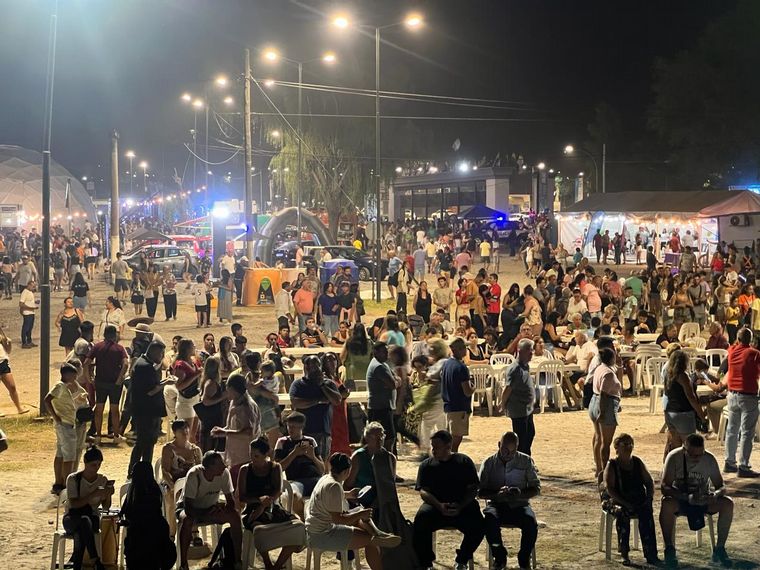 Todo el color de la tercera noche de Colectividades. (Foto: Daniel Cáceres/Cadena 3)