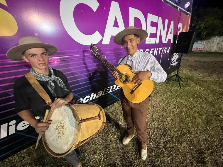 Todo el color de la tercera noche de Colectividades. (Foto: Daniel Cáceres/Cadena 3)