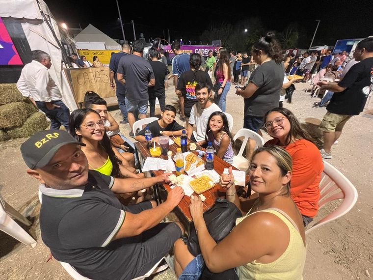 Todo el color de la tercera noche de Colectividades. (Foto: Daniel Cáceres/Cadena 3)