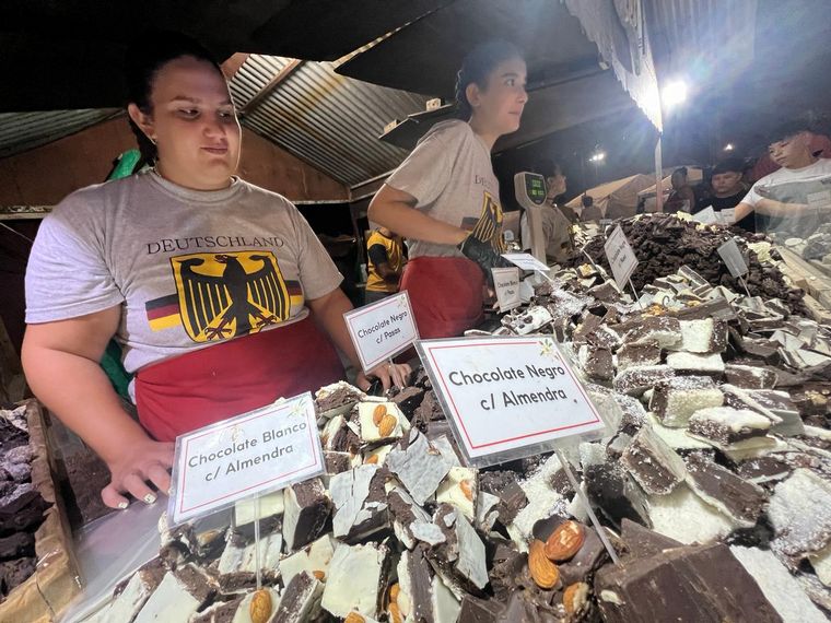Todo el color de la tercera noche de Colectividades. (Foto: Daniel Cáceres/Cadena 3)