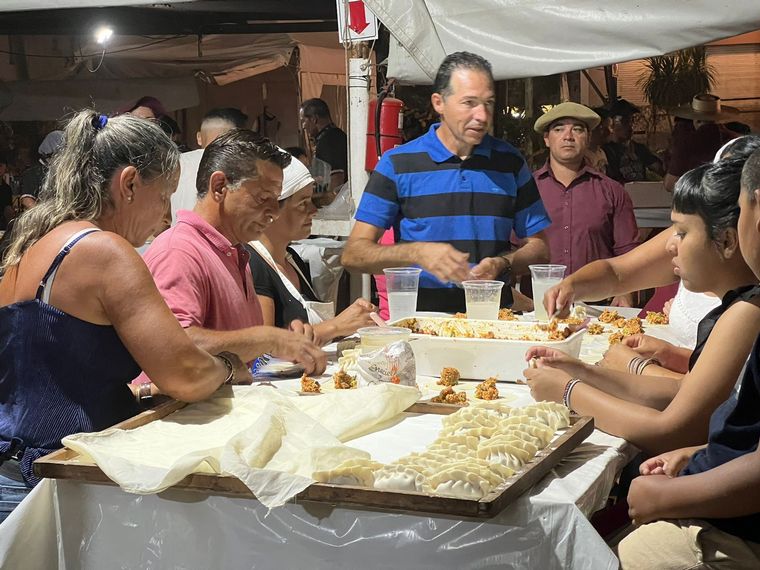 Todo el color de la tercera noche de Colectividades. (Foto: Daniel Cáceres/Cadena 3)