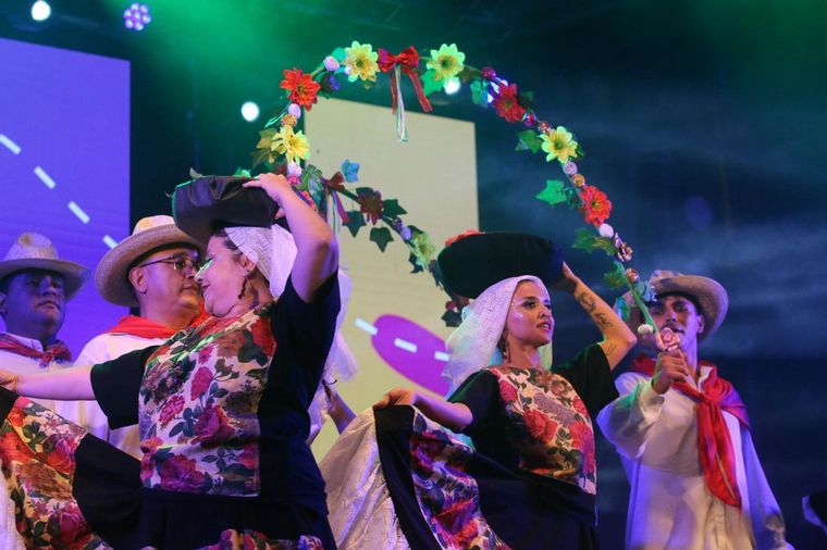 Todo el color de la tercera noche de Colectividades. (Foto: Daniel Cáceres/Cadena 3)
