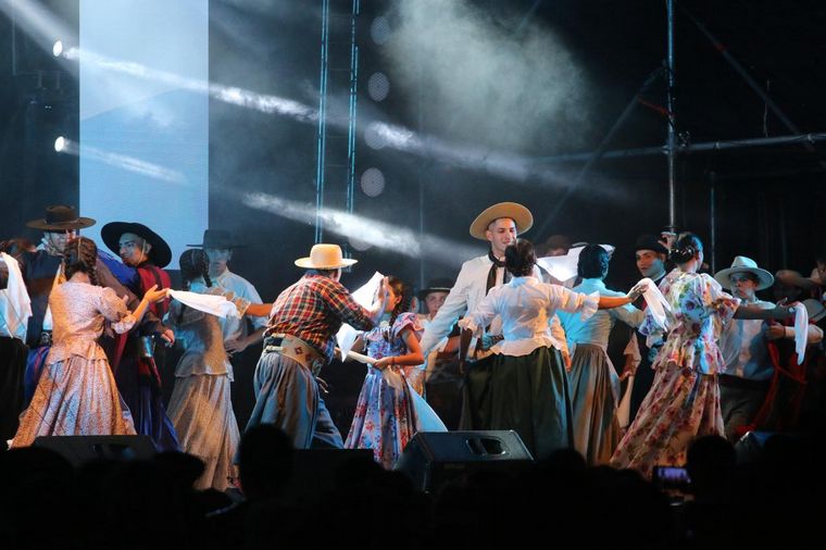 Todo el color de la tercera noche de Colectividades. (Foto: Daniel Cáceres/Cadena 3)