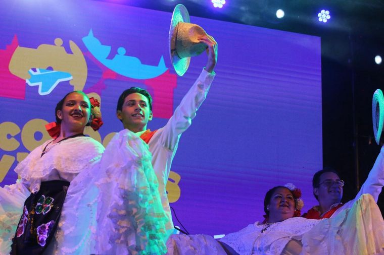 Todo el color de la tercera noche de Colectividades. (Foto: Daniel Cáceres/Cadena 3)