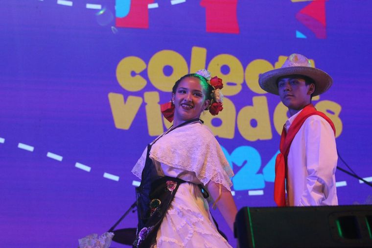 Todo el color de la tercera noche de Colectividades. (Foto: Daniel Cáceres/Cadena 3)