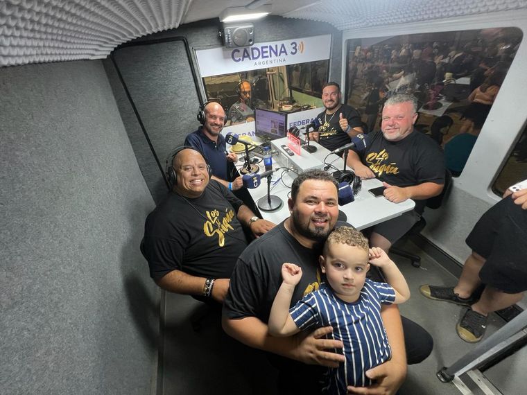 Todo el color de la tercera noche de Colectividades. (Foto: Daniel Cáceres/Cadena 3)