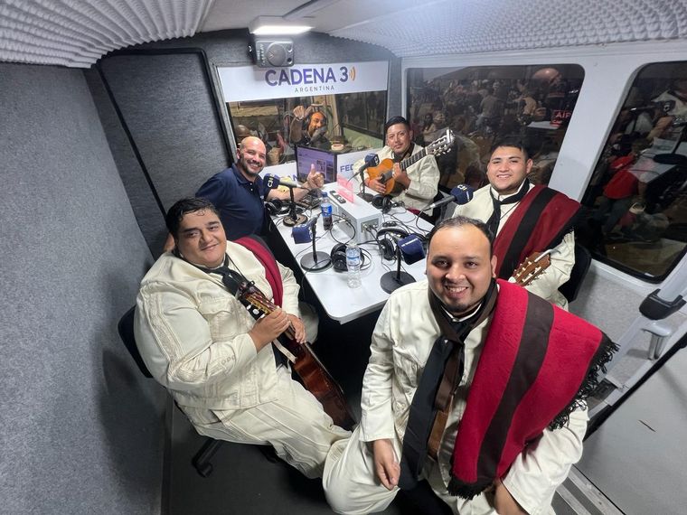 Todo el color de la tercera noche de Colectividades. (Foto: Daniel Cáceres/Cadena 3)