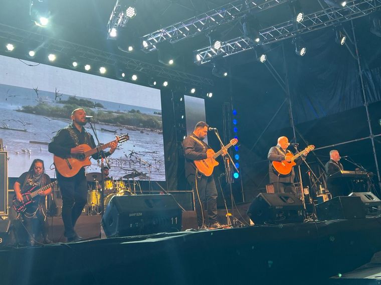 Todo el color de la tercera noche de Colectividades. (Foto: Daniel Cáceres/Cadena 3)