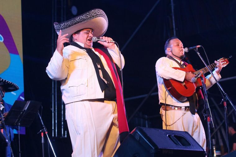 Todo el color de la tercera noche de Colectividades. (Foto: Daniel Cáceres/Cadena 3)