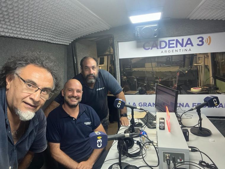 Parte del equipo de Cadena 3 que transmite las 100 Noches Festivaleras.