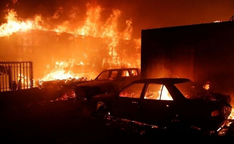 FOTO: Voraz incendio destruyó miles de casas en Chile. (Foto: La Tercera)