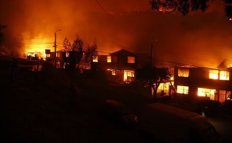 Voraz incendio destruyó miles de casas en Chile. (Foto: La Tercera)