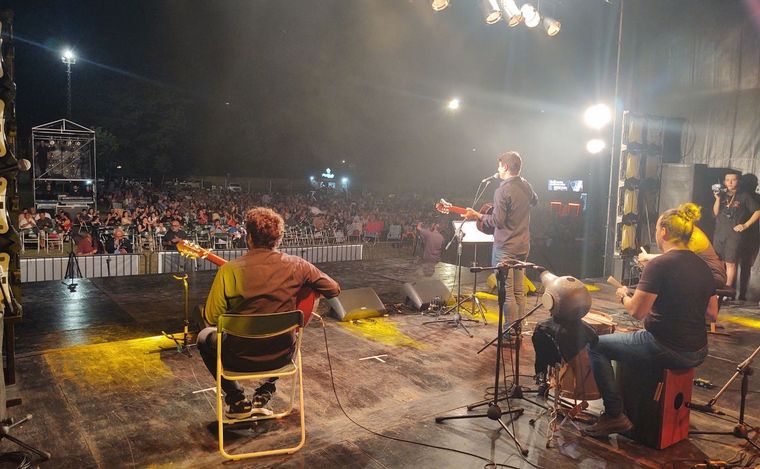 Primera noche a pleno en el Festival Provincial de Nuestro Canto en Moussy.
