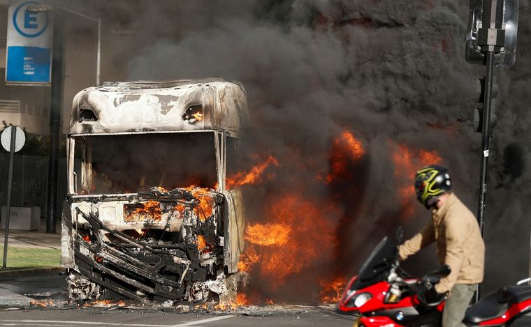 FOTO: Arde un camión alcanzado por los incendios en Chile. (Foto: NA)