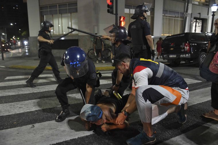 FOTO: La Policía Federal detiene a un manifestante en las inmediaciones del Congreso.