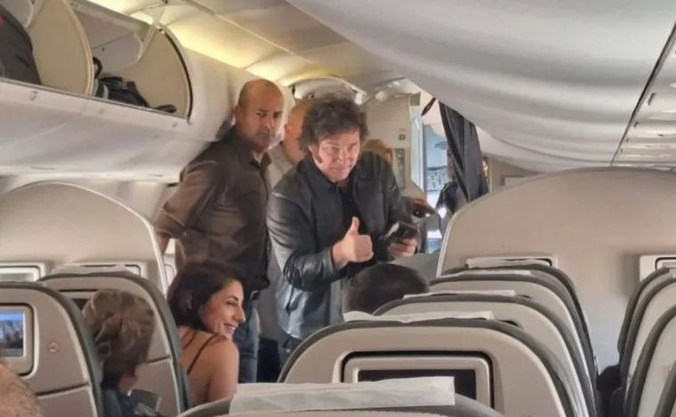 FOTO: Javier Milei durante su viaje a Mar del Plata en avión. (Foto: El Canciller).