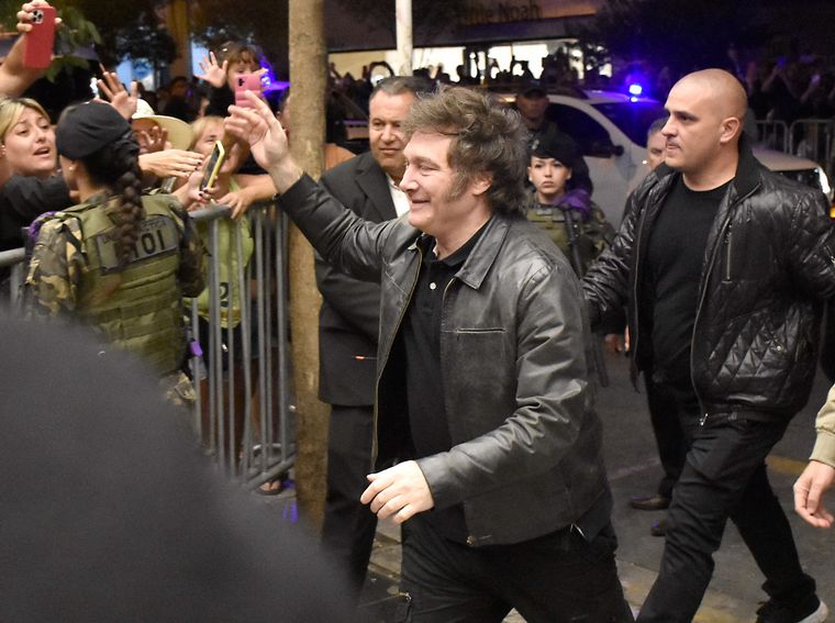 Javier Milei en su visita a Mar del Plata para ver la obra de Fátima Flórez. 