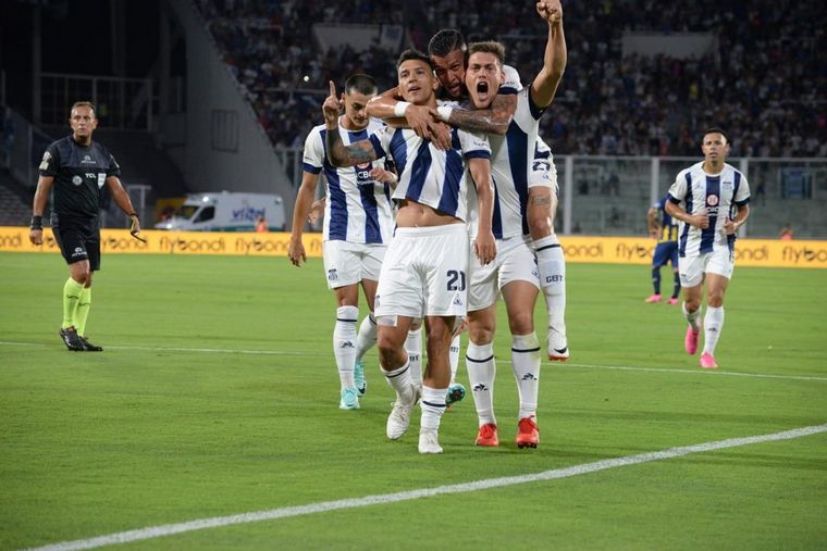 Rubén Botta festeja el primer tanto del partido ante Central.