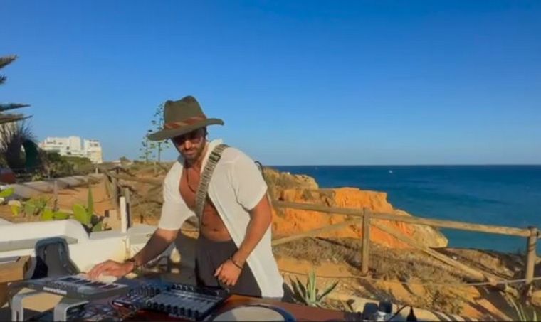 Marcos Palladino, el DJ cordobés que optó entre la música y el periodismo.