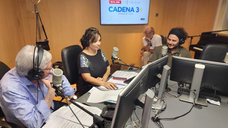 Raly Barrionuevo llenó de folclore y recuerdos los estudios de Cadena 3