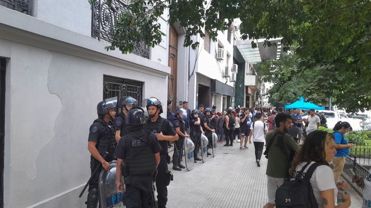 Organizaciones sociales se manifiestan frente al Ministerio de Capital Humano