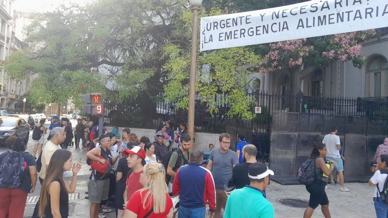 Organizaciones sociales se manifiestan frente al Ministerio de Capital Humano