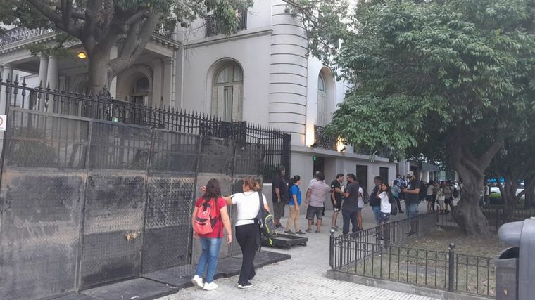 Organizaciones sociales se manifiestan frente al Ministerio de Capital Humano