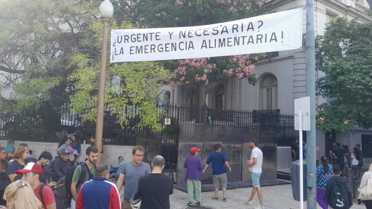 Organizaciones sociales se manifiestan frente al Ministerio de Capital Humano