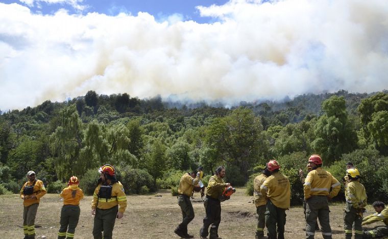 Sigue el combate del fuego en Chubut. (Foto: Télam)