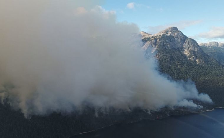 FOTO: Sigue fuera de control el incendio en el Parque Nacional Los Alerces. (Gentileza)