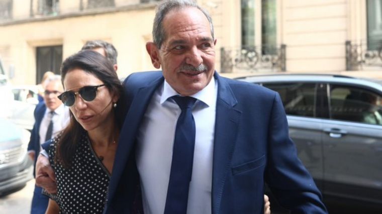 Alperovich llegó a la audiencia acompañado por su hija