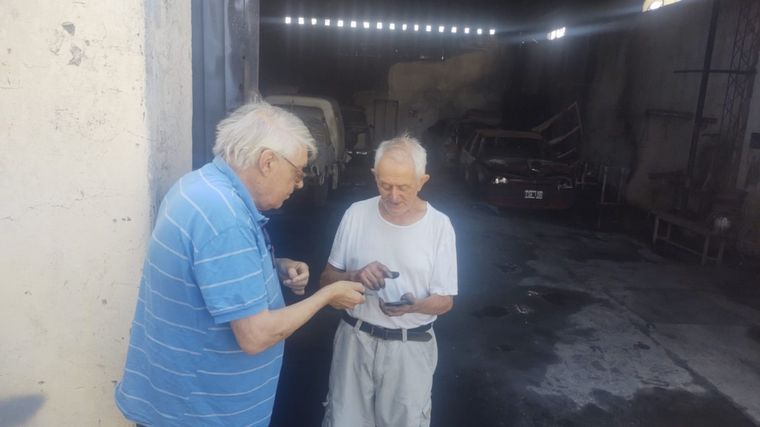 FOTO: Ladrones robaron y luego incendiaron el taller de chapa y pintura de un jubilado