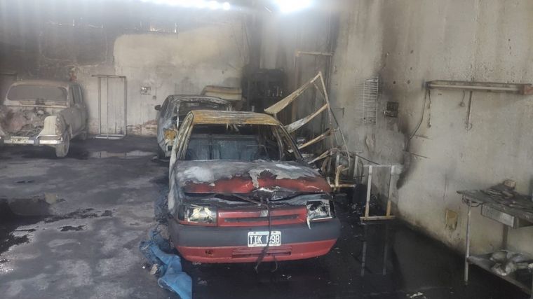 FOTO: Ladrones robaron y luego incendiaron el taller de chapa y pintura de un jubilado